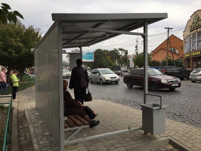 У Мукачеві продовжують встановлювати нові автобусні зупинки – 02