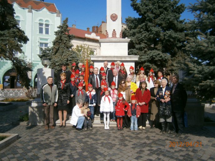 Мукачівських школярів прийняли в піонери (ФОТОРЕПОРТАЖ) – 01