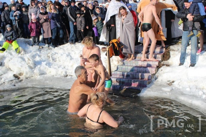 Владика Феодор освятив у Мукачеві воду в річці Латориця – 20