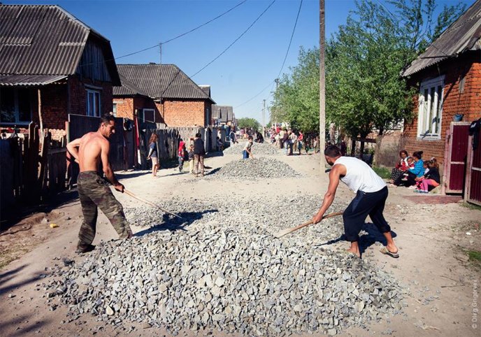 У Великих Лучках ромський табір за два дні зробив дорогу – 12 У Великих Лучках ромський табір за два дні зробив дорогу – 12