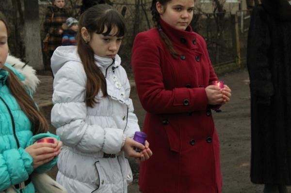 На колінах зі сльозами на очах полеглого "кіборга" зустріли мешканці рідної Ільниці (ФОТО) – 18