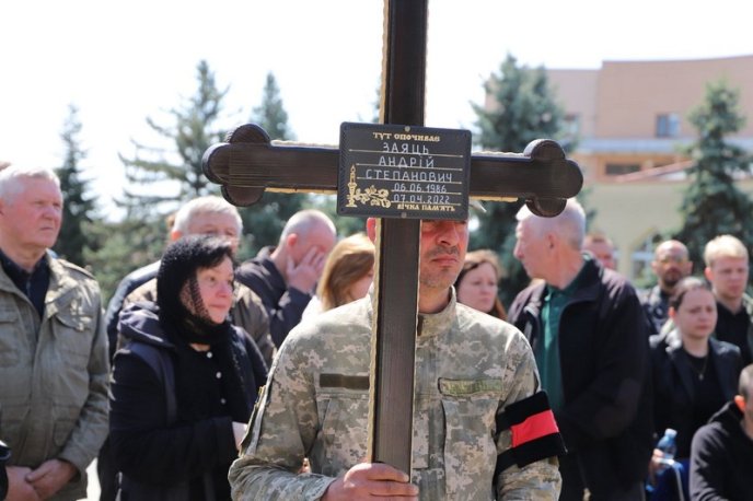Поховали закарпатця, якого мобілізували 25 лютого – 05