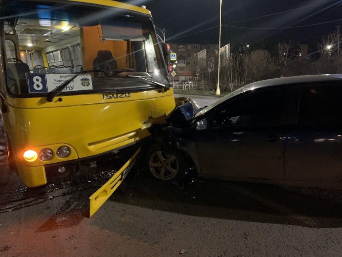 ДТП за участі маршрутки: постраждали мама з дитиною – 02