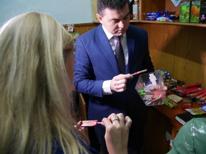 Ужгородські чиновники перевірили шкільні буфети – 16