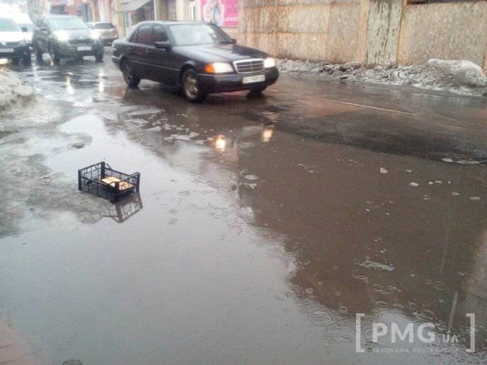 У Мукачеві тротуари та вулиці залиті водою, подекуди суцільний лід – 06