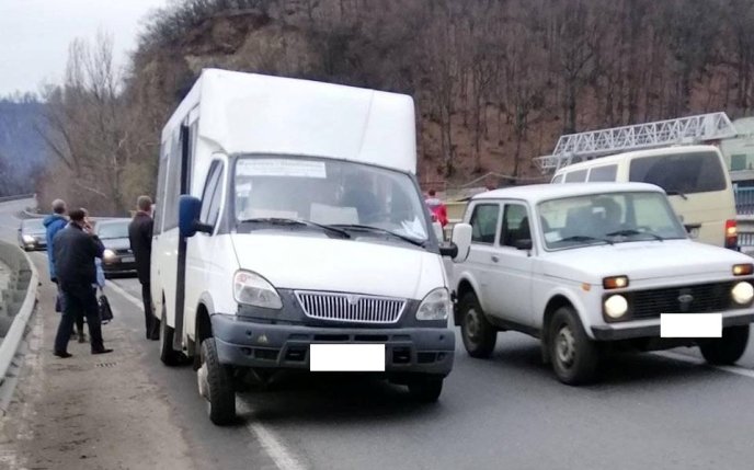 На трасі "Київ-Чоп" біля Кольчина сталась ДТП: у маршрутки на ходу злетіло колесо – 01