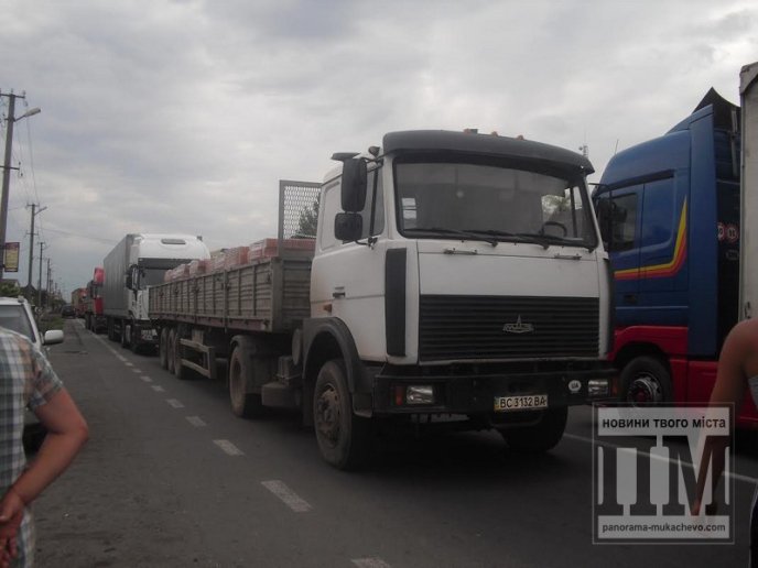 Минуло 24 години від початку блокування дороги у Ракошині, люди не відступають від свого (ФОТО) – 04