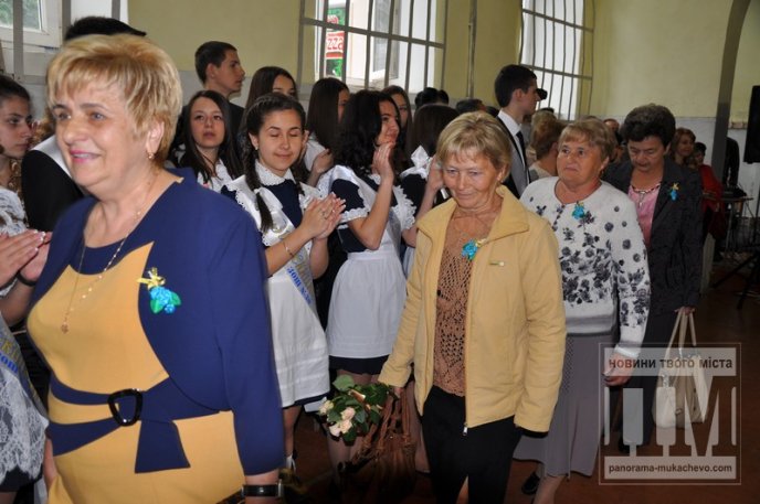 У мукачівській ЗОШ №20 відбулось свято "Останнього дзвоника" (ФОТО) – 05