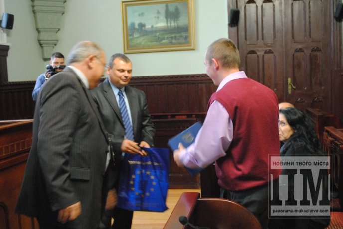 До кінця року у центрі Мукачева буде безкоштовний Wi-Fi (ФОТО) – 11 До кінця року у центрі Мукачева буде безкоштовний Wi-Fi (ФОТО) – 11