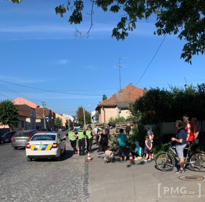 У Мукачеві водій на шаленій швидкості врізався в паркан: відео з місця події – 01 У Мукачеві водій на шаленій швидкості врізався в паркан: відео з місця події – 01