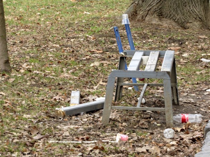 Сквер імені Андрія Кузьменка у Мукачеві: купа пляшок, бруд, поламані лавиці та викрадені смітники – 09