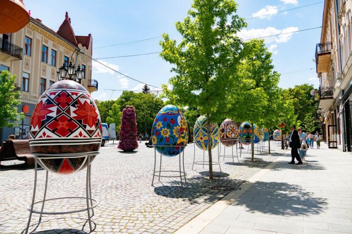 У центральній частині Ужгорода встановили великі писанки – 07