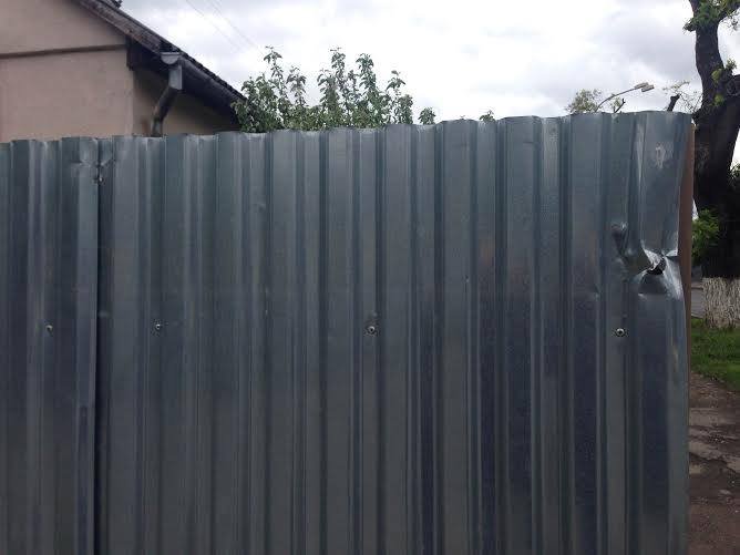 В Ужгороді невідомі вандали вирвали табличку на вулиці Віталія Постолакі – 01