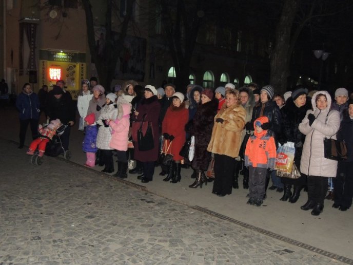 У Берегові урочисто засяяла новорічна ялинка та відкрилась ковзанка – 13