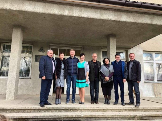 У Хустському районі розпочали акцію "Освітній сад – майбутнє України" – 08