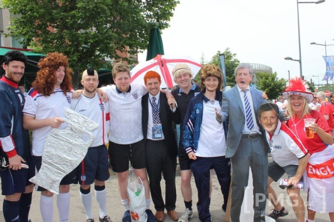 Словацькі та англійські фани розважаються у центрі французького Сент-Етьєна – 08