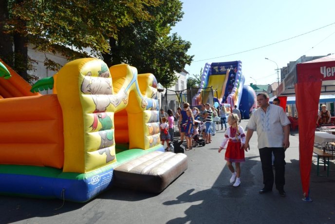 У Тячеві до Дня міста відбувся парад вишиванок – 11