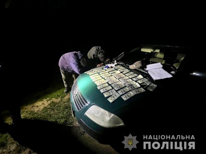 Житель Закарпаття за 5 тисяч доларів переправляв чоловіків за кордон – 01