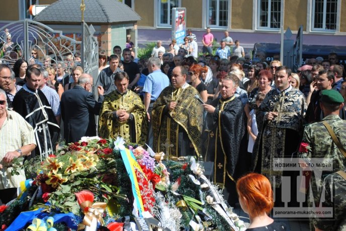 Сльози, квіти та слова подяки – у Мукачеві прощаються із загиблим Вільгельмом Штольцельом (ФОТО) – 16