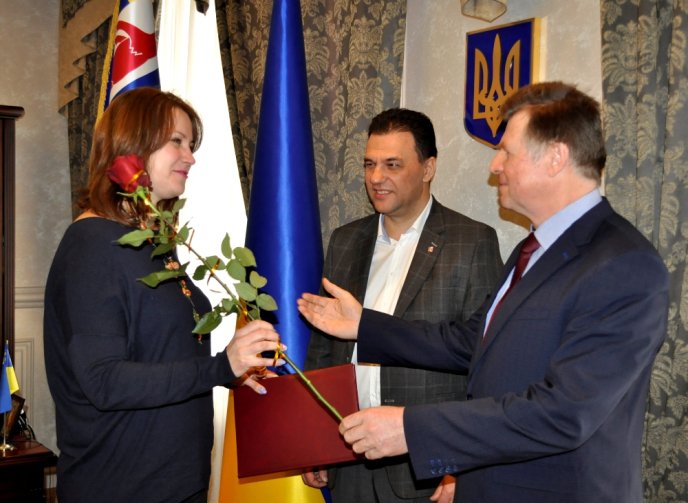 На Закарпатті нагородили трьох активних волонтерів – 09