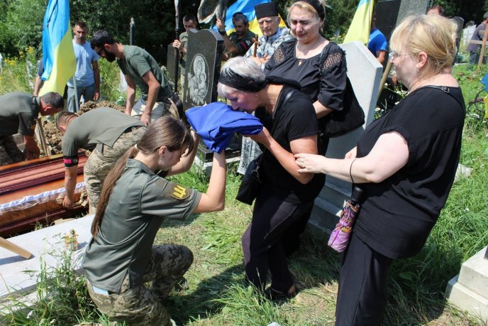 В одному з міст Закарпаття провели в останню путь полеглого захисника – 02