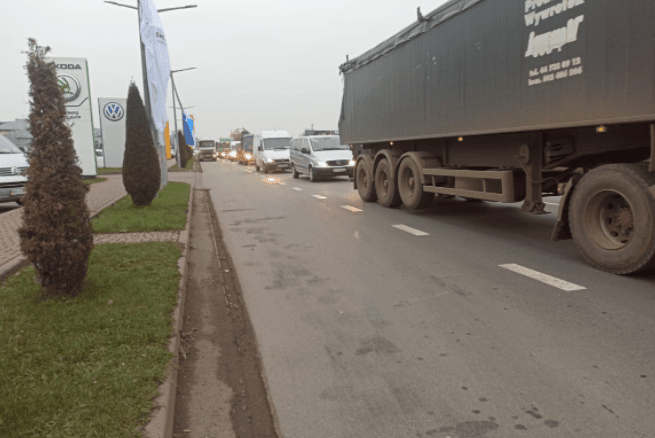 Перекриті в’їзди на АЗС, працюють поліцейські і рятувальники: місцеві ЗМІ повідомляють про спецоперацію у Мукачеві – 03 Перекриті в’їзди на АЗС, працюють поліцейські і рятувальники: місцеві ЗМІ повідомляють про спецоперацію у Мукачеві – 03