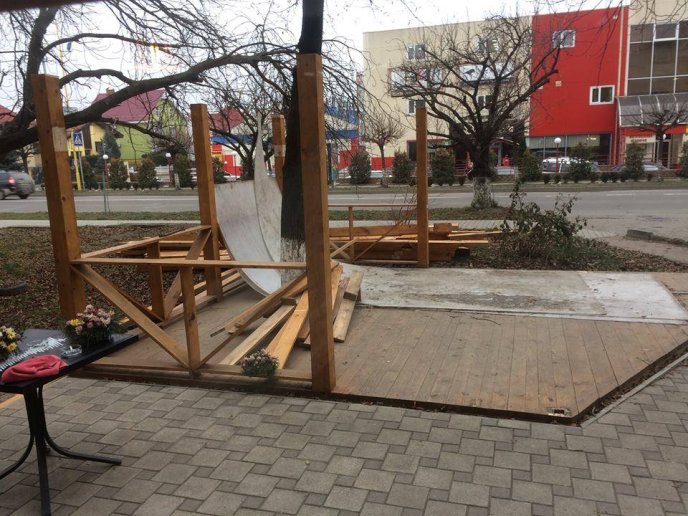 На вулиці Собранецькій ужгородські "муніципали" демонтували терасу – 06