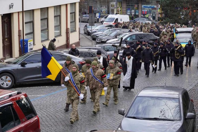 Ужгород навколішки провів в останню дорогу захисника – 02