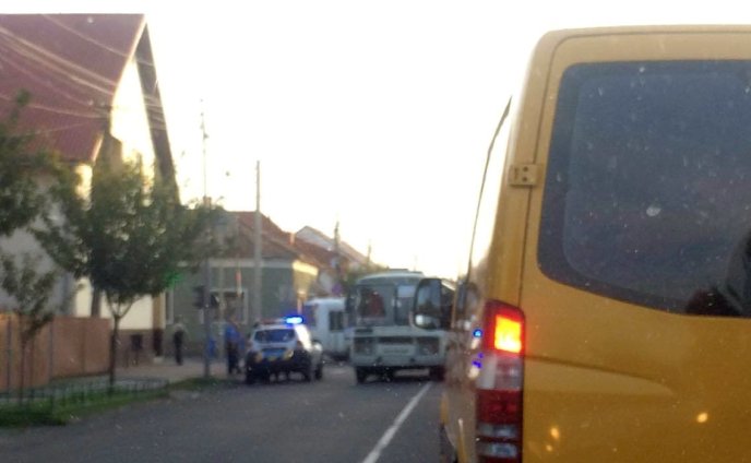 ДТП у Мукачеві: велосипедист потрапив під колеса автобуса – 01