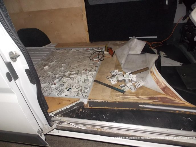 Митники вночі викрили велику партію контрабандних сигарет – 03