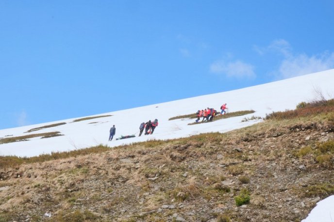 Рятувальники показали, як транспортували тіло трагічно загиблого у горах чоловіка – 04