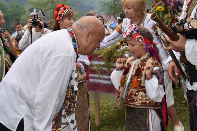 Як на фестивалі "Гуцульська бриндзя" гуляли та жартівливо білизну навиворіт одягали на "файну погоду" – 10 Як на фестивалі "Гуцульська бриндзя" гуляли та жартівливо білизну навиворіт одягали на "файну погоду" – 10