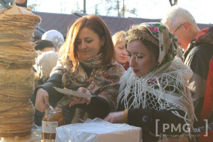 На "Варишській палачінті" у Мукачеві встановили найбільшу вежу з млинців на Закарпатті – 10