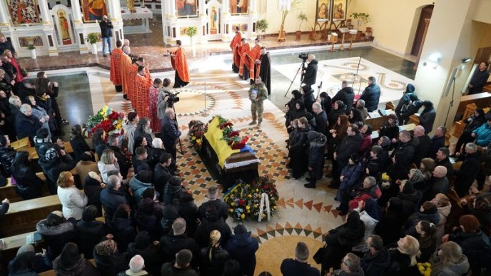 Мукачево навколішках попрощалося із Героєм, який захищав Маріуполь – 04