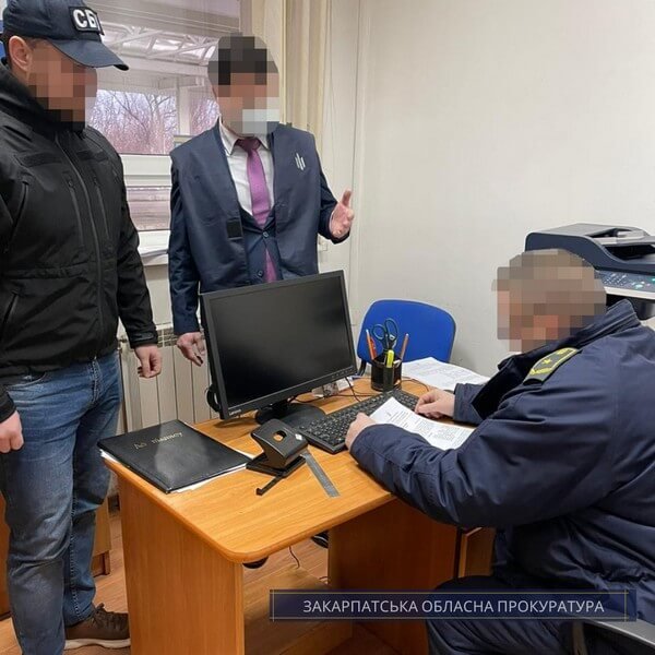 Закарпатський митник "погорів" на хабарі – 02 Закарпатський митник "погорів" на хабарі – 02