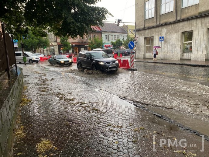 Вулиці Мукачева затопило після потужної зливи – 02