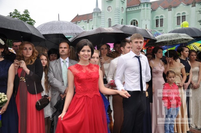 Парад випускників в центрі Мукачева: як це було (ФОТО) – 50