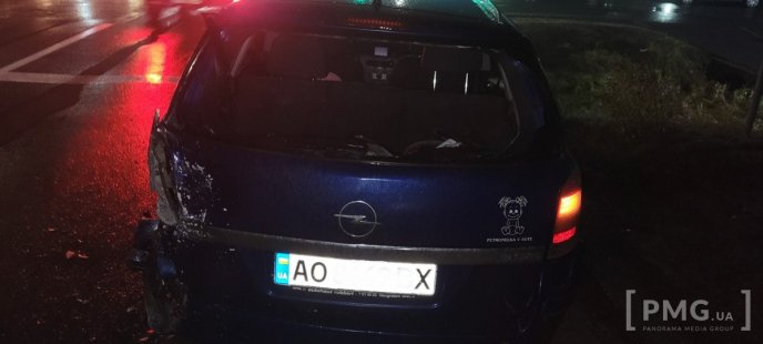 У Ракошині "швидка" в’їхала у легковик – 01