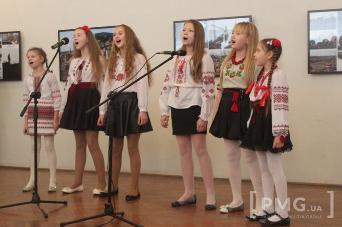 У Мукачеві відкрили фотовиставку, присвячену річниці боям за Дебальцево – 14