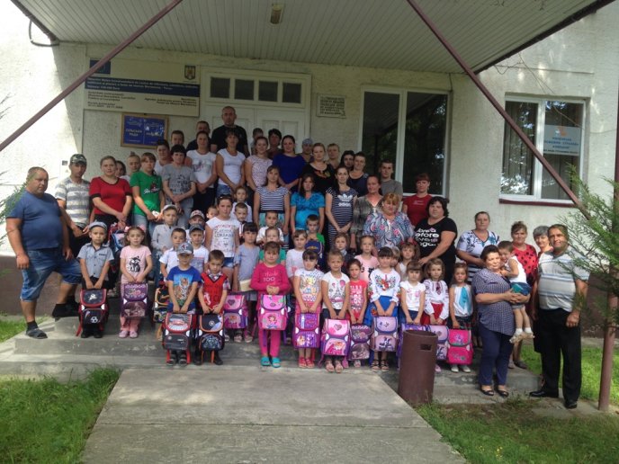 Першокласникам Тячівщини до Дня знань подарували нові ранці – 06