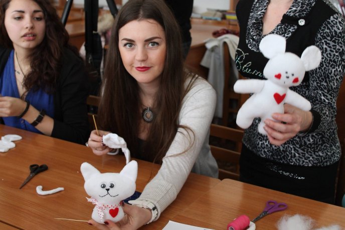 У Закарпатській обласній бібліотеці відбувся майстер-клас з виготовлення іграшок-валентинок – 05