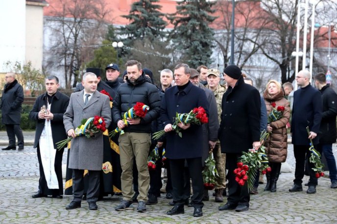 В Ужгороді відбулося покладання квітів з нагоди Дня Соборності України – 02 В Ужгороді відбулося покладання квітів з нагоди Дня Соборності України – 02