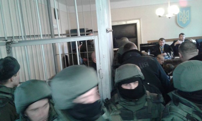 Зал переповнений, суд розпочався... Першим розглядають апеляцію бійця із позивним "Цвік" – 06