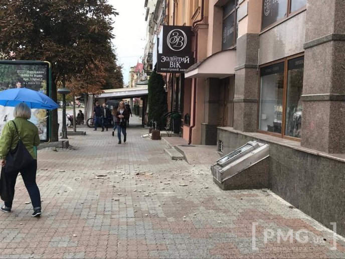 У центрі Мукачеві з будівлі впав великий шматок штукатурки – 03 У центрі Мукачеві з будівлі впав великий шматок штукатурки – 03