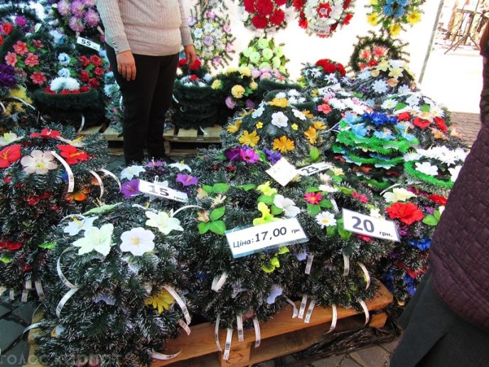 Вінки, свічки та квіти: у скільки обійдеться вшанувати пам’ять померлих у Мукачеві – 01