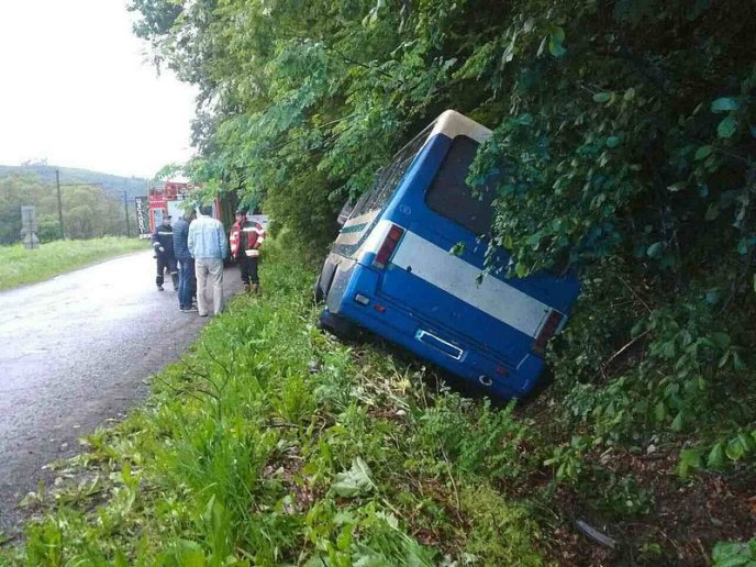 На Закарпатті автобус потрапив у ДТП. Постраждало двоє молодих людей – 02