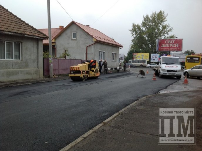 Покращення по-мукачівськи: у місті асфальтують вулицю Данила Галицького (ФОТО) – 05