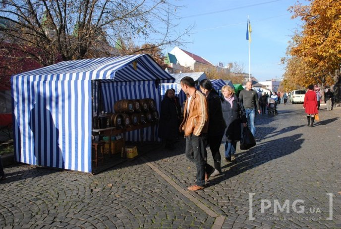 День Святого Мартина у Мукачеві: ціни на вино, шашлик та інші смаколики – 04