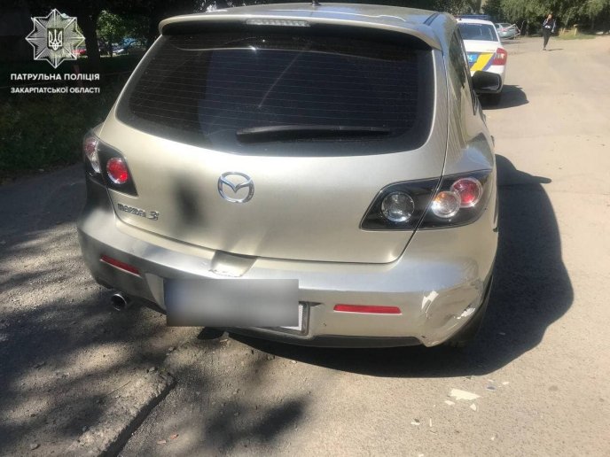 Патрульні розшукують водія, який в’їхав у Mazda в Ужгороді – 02