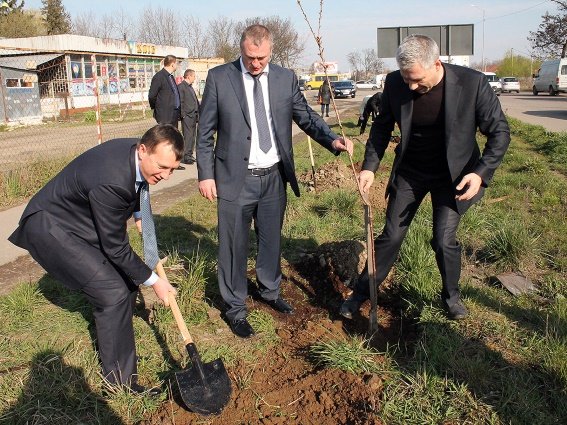 Правоохоронці висадили в Ужгороді сакури в пам’ять про загиблого колегу – 08